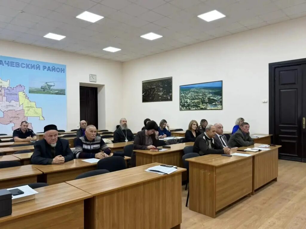 Глава Пугачевского муниципального района Алексей Владиславович Янин провел очередное заседание Совета по взаимодействию с национальными и религиозными объединениями. В ходе заседа…