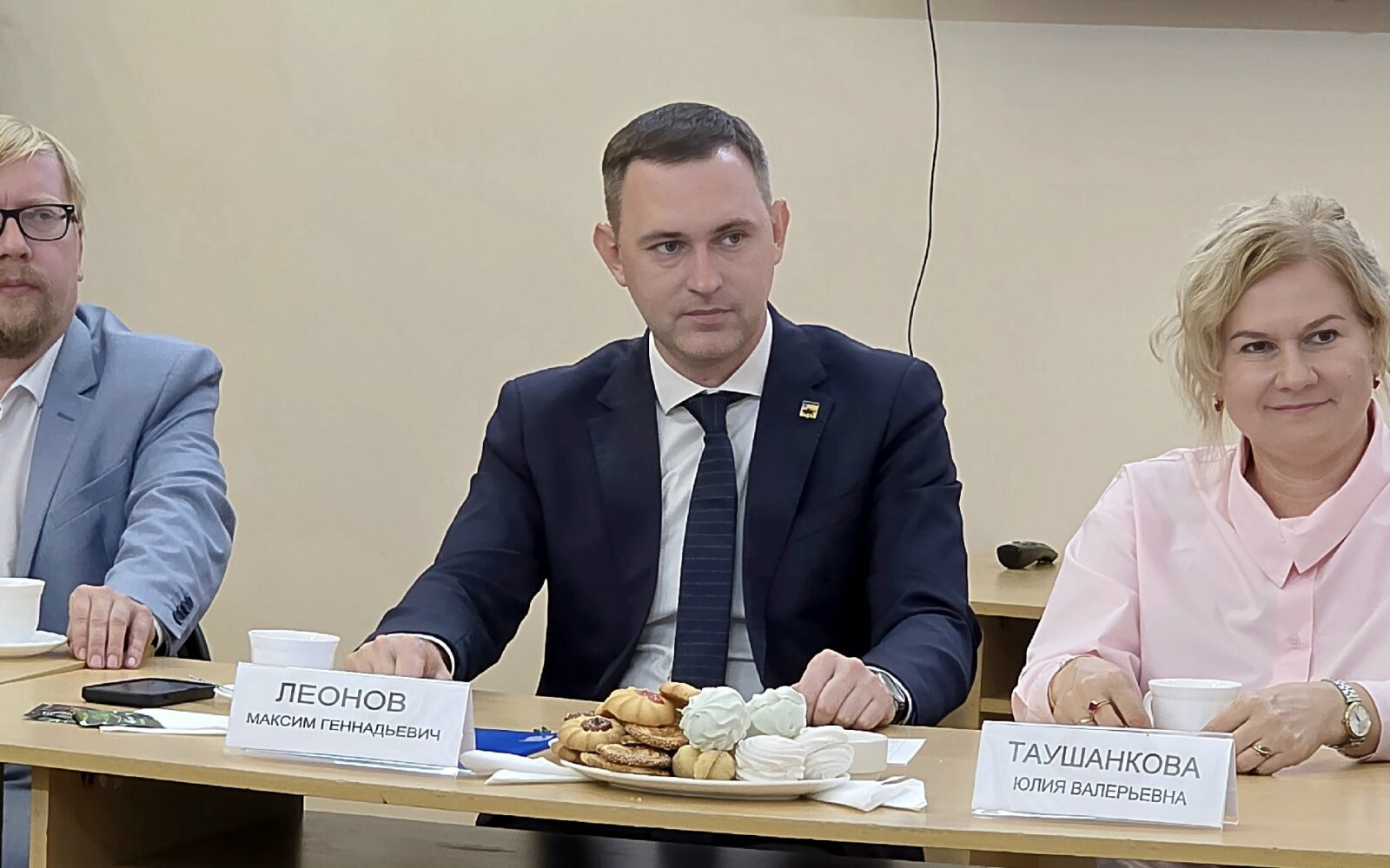В Энгельсе Глава района Максим Леонов вместе с Председателем Собрания депутатов ЭМР Юлией Таушанковой встретился с волонтёрами — теми, кто каждый день помогает бойцам в зоне специ…