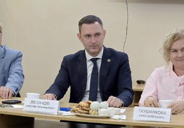 В Энгельсе Глава района Максим Леонов вместе с Председателем Собрания депутатов ЭМР Юлией Таушанковой встретился с волонтёрами — теми, кто каждый день помогает бойцам в зоне специ…