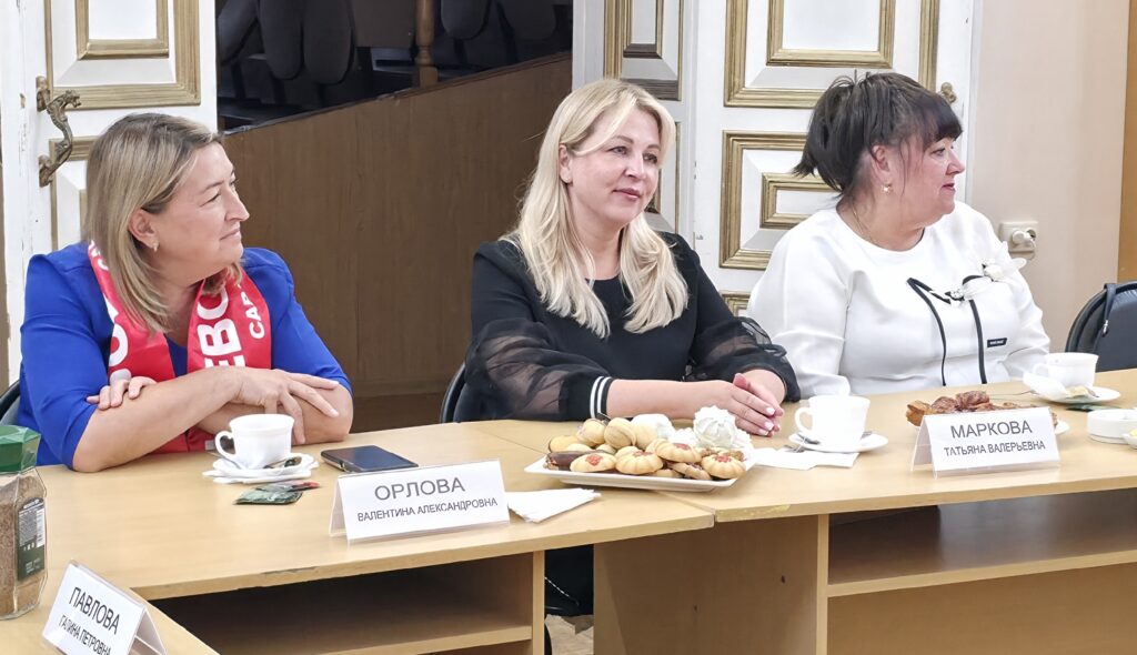 В Энгельсе Глава района Максим Леонов вместе с Председателем Собрания депутатов ЭМР Юлией Таушанковой встретился с волонтёрами — теми, кто каждый день помогает бойцам в зоне специ…