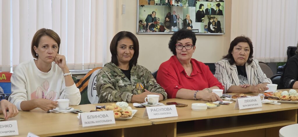 В Энгельсе Глава района Максим Леонов вместе с Председателем Собрания депутатов ЭМР Юлией Таушанковой встретился с волонтёрами — теми, кто каждый день помогает бойцам в зоне специ…