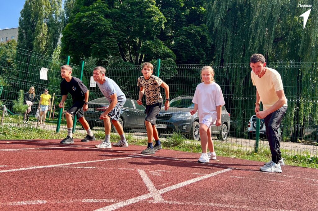 Семейная команда «Первых»! На спортивной площадке легкоатлетического манежа Спортивной школы Балашовского района прошёл муниципальный этап спортивного фестиваля «Семейная команда»…