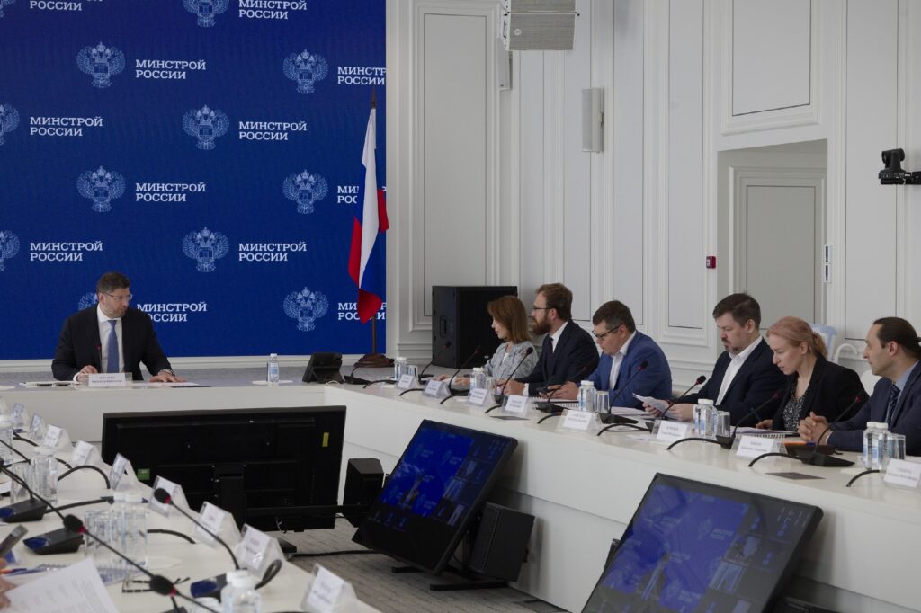 В Минстрое России состоялось первое заседание экспертной рабочей группы по сопровождению научно-исследовательской работы по внедрению системы балансов для управления пространствен…