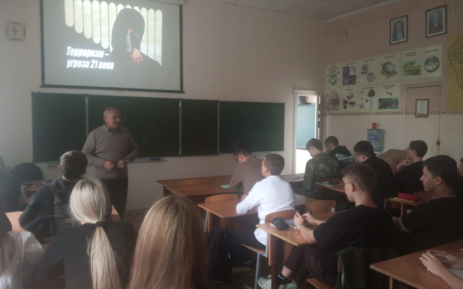 В МОУ «СОШ № 3 г. Пугачева» для учащихся состоялись тематические беседы и инструктажи по антитеррористической защищённости. Цель мероприятий — формирование у школьников навыков бе…