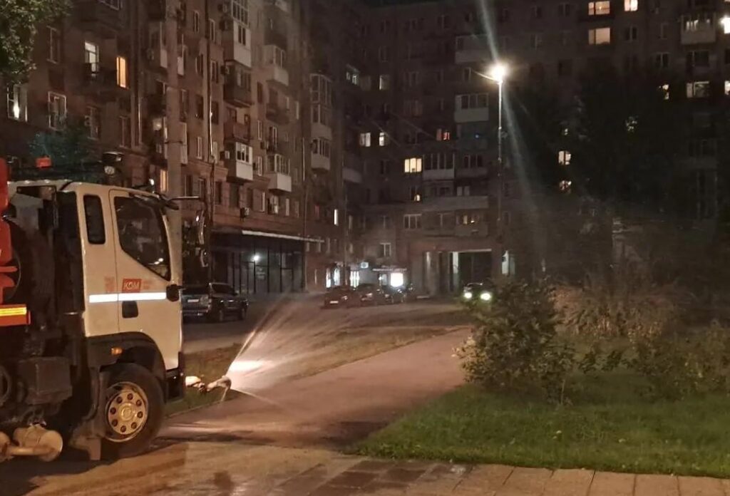 Продолжаем благоустраивать территорию нашего района 📎В течение суток проводили работы по покосу растительности, механизированной очистке тротуаров и дорожного полотна, поливу зеле…