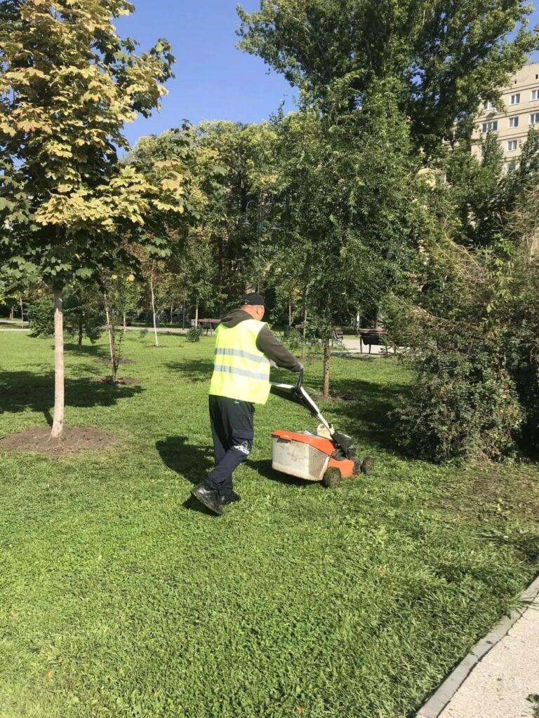 Продолжаем благоустраивать территорию нашего района 📎В течение суток проводили работы по покосу растительности, механизированной очистке тротуаров и дорожного полотна, поливу зеле…