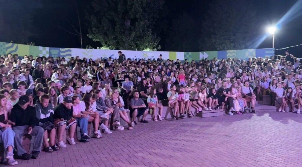 В детском лагере «Юбилейный» в Анапе завершилась оздоровительная смена, которая объединила свыше 440 детей из семей военнослужащих и добровольцев из Курской области. Ее организато…