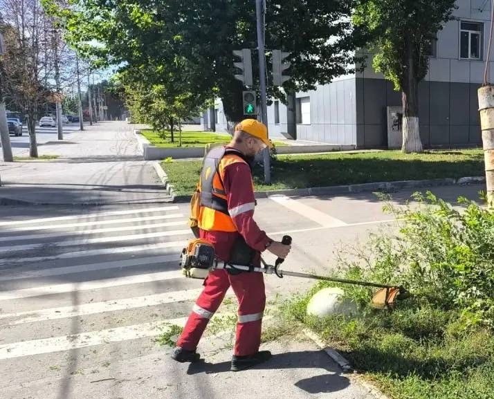 Продолжаем благоустраивать территорию нашего района 📍В течение суток проводили работы по покосу растительности, механизированной очистке тротуаров и дорожного полотна, очистке лив…