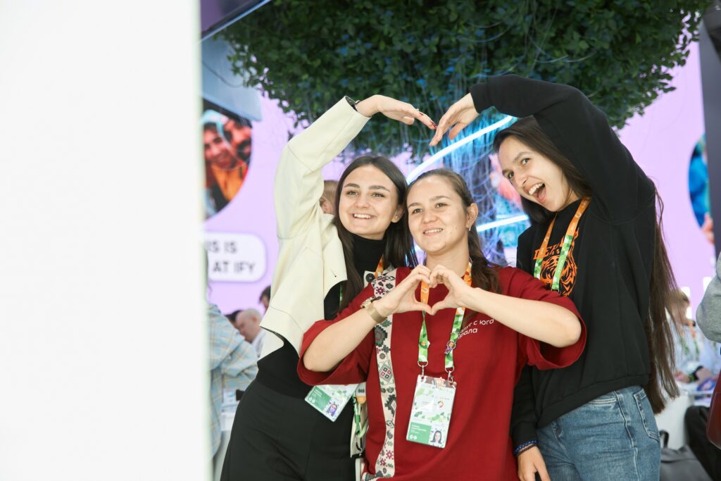 В «Городе возможностей» можно все ❤ Отправить открытку в любую точку мира, загадать мечту и увидеть, как она «прорастает» на цифровом дереве, сделать фото на память, выполнить зад…