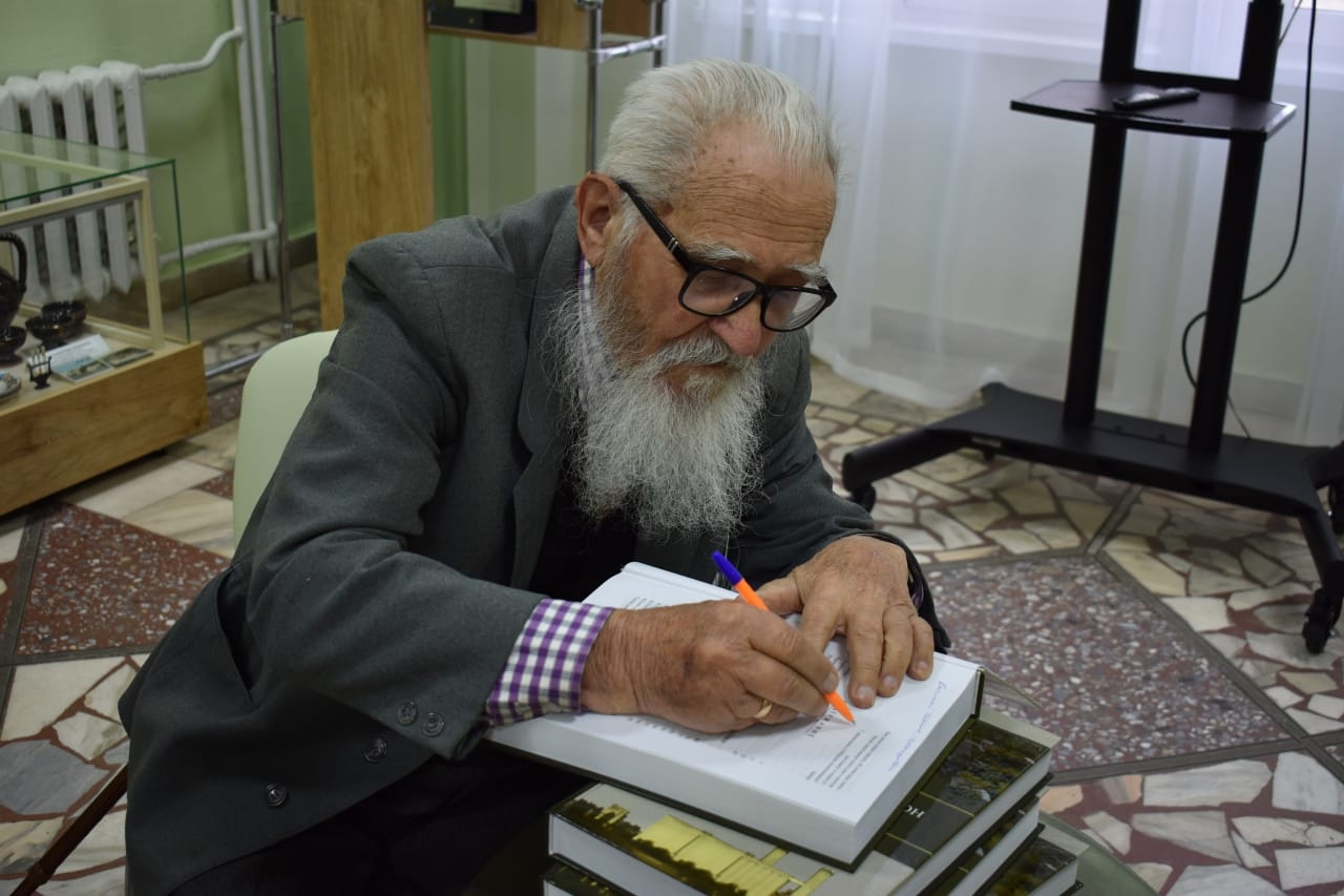 Учёному и краеведу Виктору Ивановичу Грабенко – 90 лет 11 сентября исполнилось 90 лет Виктору Ивановичу Грабенко, кандидату геолого-минералогических наук, почётному гражданину Ром…
