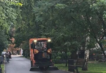 Продолжаем благоустраивать территорию нашего района 📎В течение суток проводили работы по покосу растительности, механизированной очистке тротуаров, сбору и вывозу твердых бытовых …