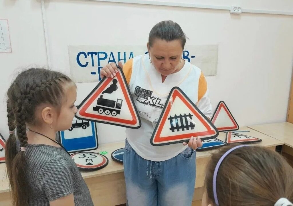 В подростковых клубах Центра детского творчества прошли занятия по безопасности на тему «Осторожно, пешеход!». Детям рассказали, как важно соблюдать правила дорожного движения, чт…