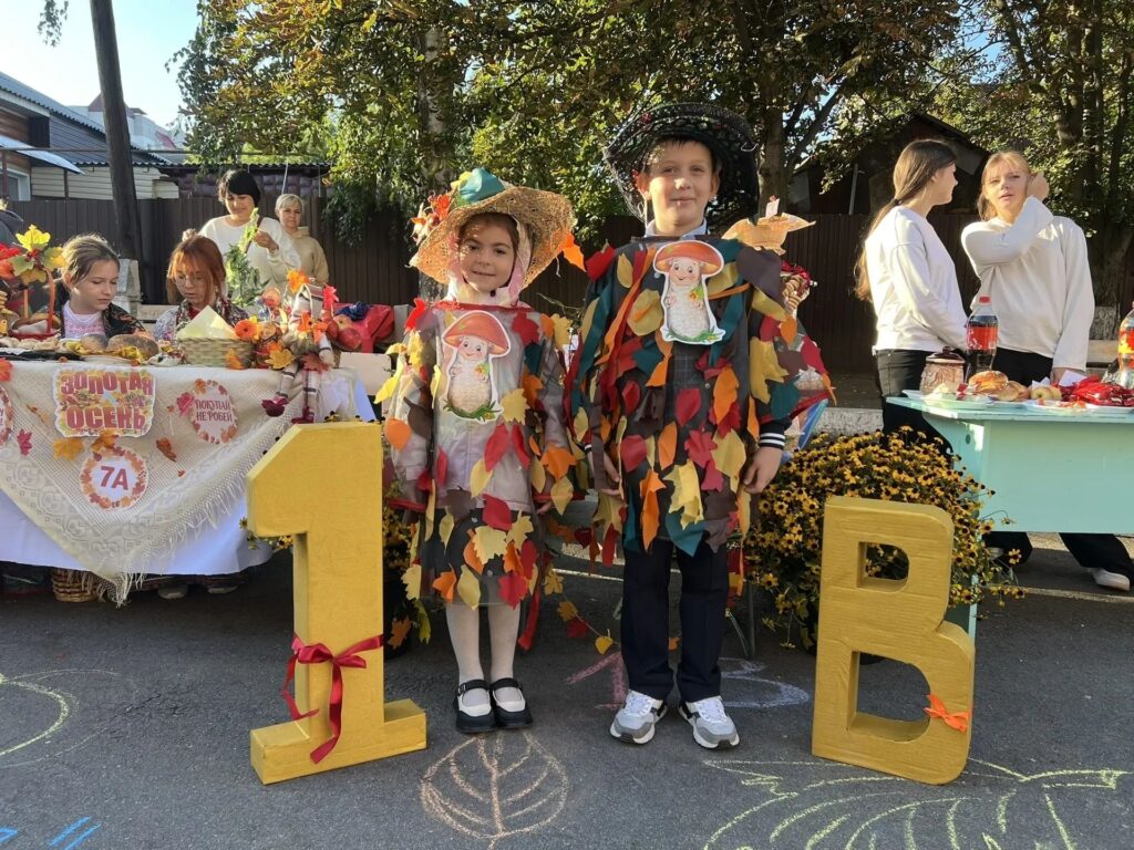 Осенние ярмарки прошли в школах Балашовского района 🍂 В начале сентября школьные дворы и классы наполнились ароматами свежей выпечки, сезонных овощей и фруктов. В образовательных …