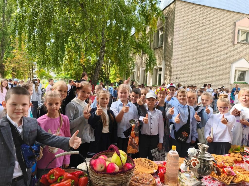 Осенние ярмарки прошли в школах Балашовского района 🍂 В начале сентября школьные дворы и классы наполнились ароматами свежей выпечки, сезонных овощей и фруктов. В образовательных …