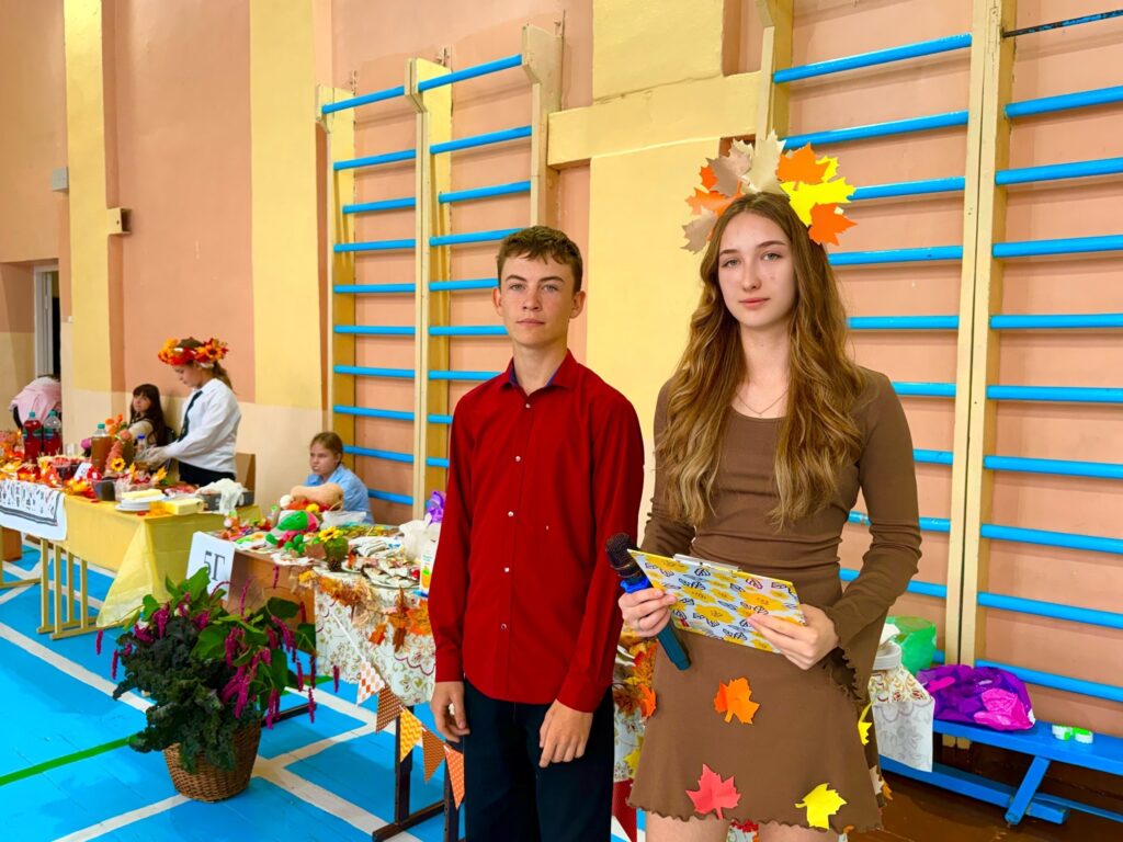 Осенние ярмарки прошли в школах Балашовского района 🍂 В начале сентября школьные дворы и классы наполнились ароматами свежей выпечки, сезонных овощей и фруктов. В образовательных …