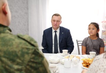 В Энгельсе посетил семью нашего участника СВО, чтобы вручить защитнику почетный знак Губернатора Саратовской области «За мужество и отвагу». Боец сейчас в отпуске и проводит все э…
