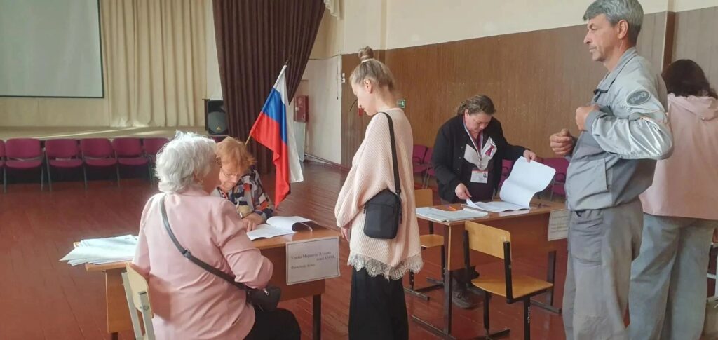 В Вольском районе стартовало трехдневное голосование. Сегодня, 18 сентября, в Вольском муниципальном районе распахнули свои двери 70 участковых избирательных комиссий. В течение т…