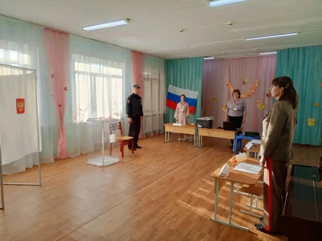 В Вольском районе стартовало трехдневное голосование. Сегодня, 18 сентября, в Вольском муниципальном районе распахнули свои двери 70 участковых избирательных комиссий. В течение т…