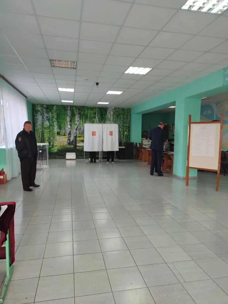 В Вольском районе стартовало трехдневное голосование. Сегодня, 18 сентября, в Вольском муниципальном районе распахнули свои двери 70 участковых избирательных комиссий. В течение т…
