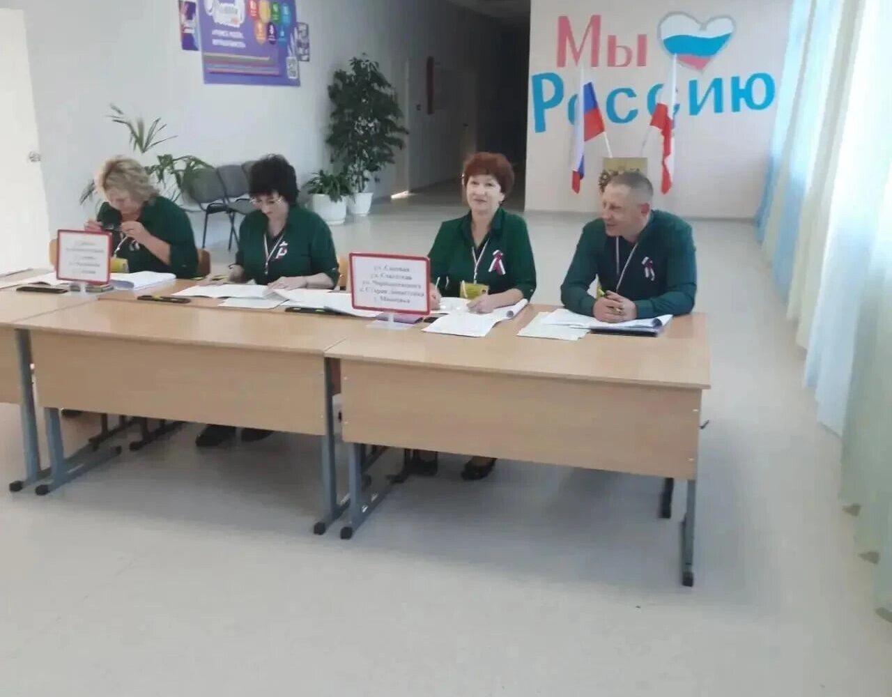 В Вольском районе стартовало трехдневное голосование. Сегодня, 18 сентября, в Вольском муниципальном районе распахнули свои двери 70 участковых избирательных комиссий. В течение т…
