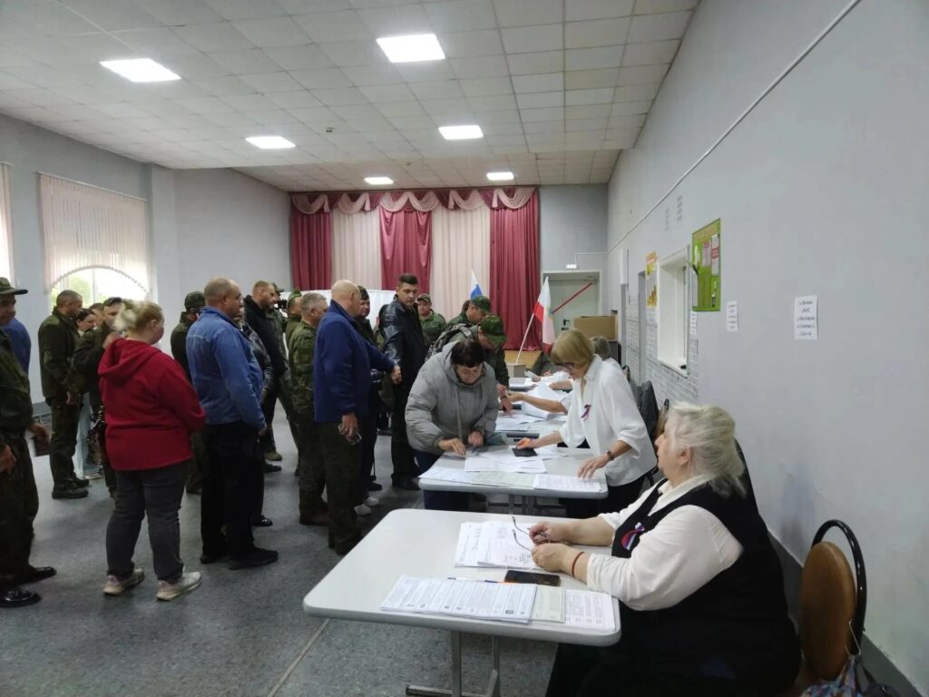 В Вольском районе стартовало трехдневное голосование. Сегодня, 18 сентября, в Вольском муниципальном районе распахнули свои двери 70 участковых избирательных комиссий. В течение т…