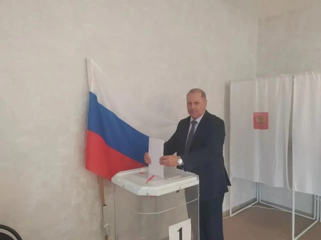 Глава Аркадакского района Николай Луньков посетил избирательный участок, чтобы отдать свой голос на выборах депутатов Государственной Думы.