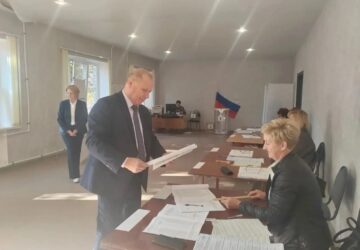 Глава Аркадакского района Николай Луньков посетил избирательный участок, чтобы отдать свой голос на выборах депутатов Государственной Думы.