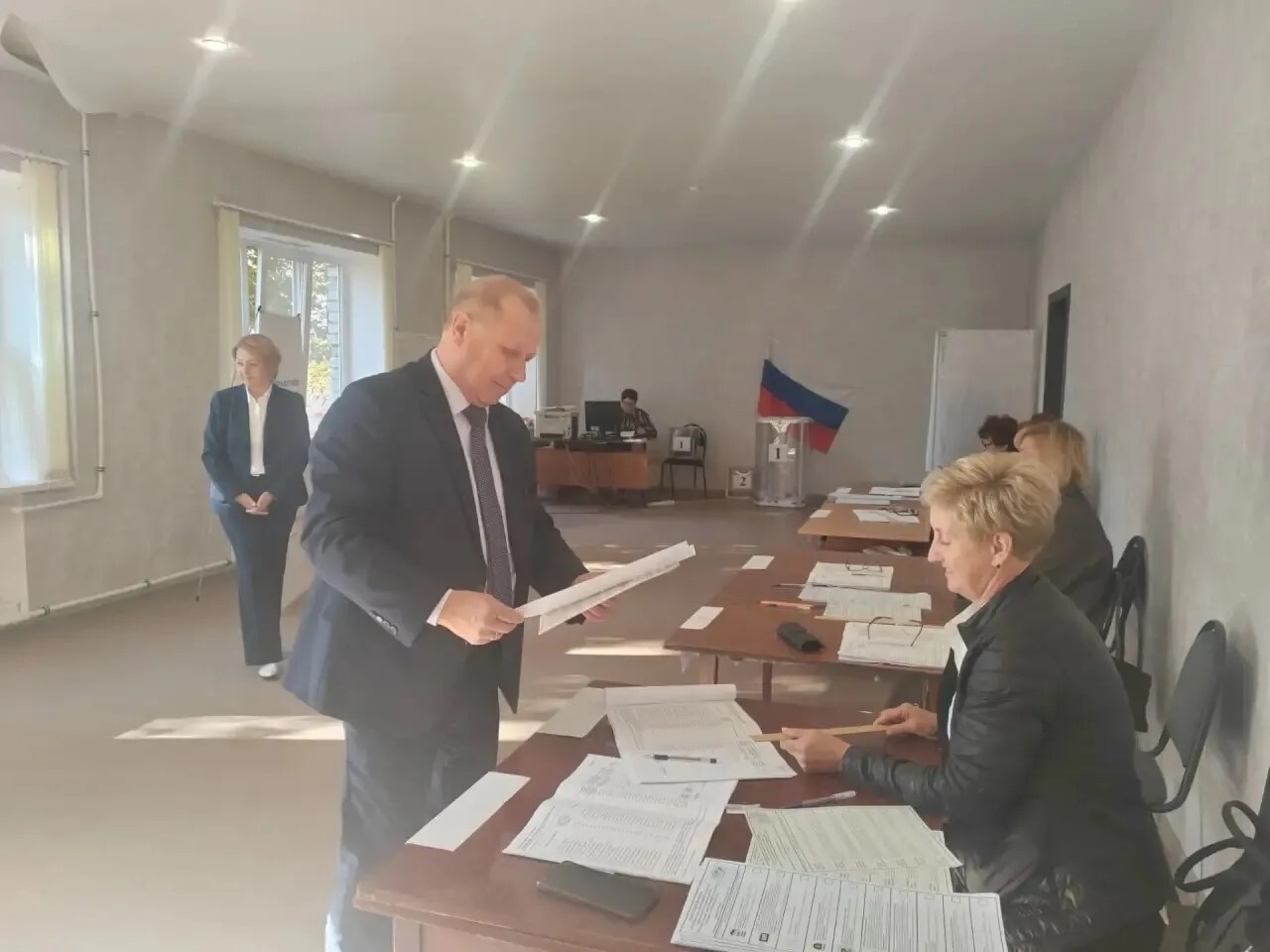 Глава Аркадакского района Николай Луньков посетил избирательный участок, чтобы отдать свой голос на выборах депутатов Государственной Думы.