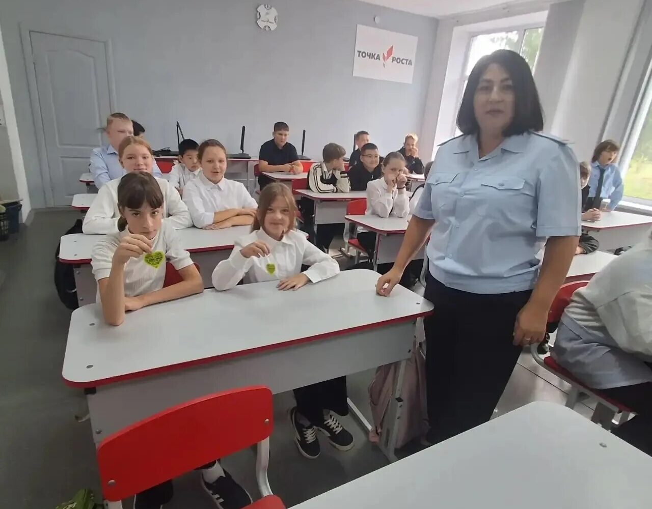 В рамках недели безопасности дорожного движения в МОУ "СОШ п. Учебный" состоялось тематическое мероприятие Инспектор по пропаганде безопасности дорожного движения отделения Госавт…