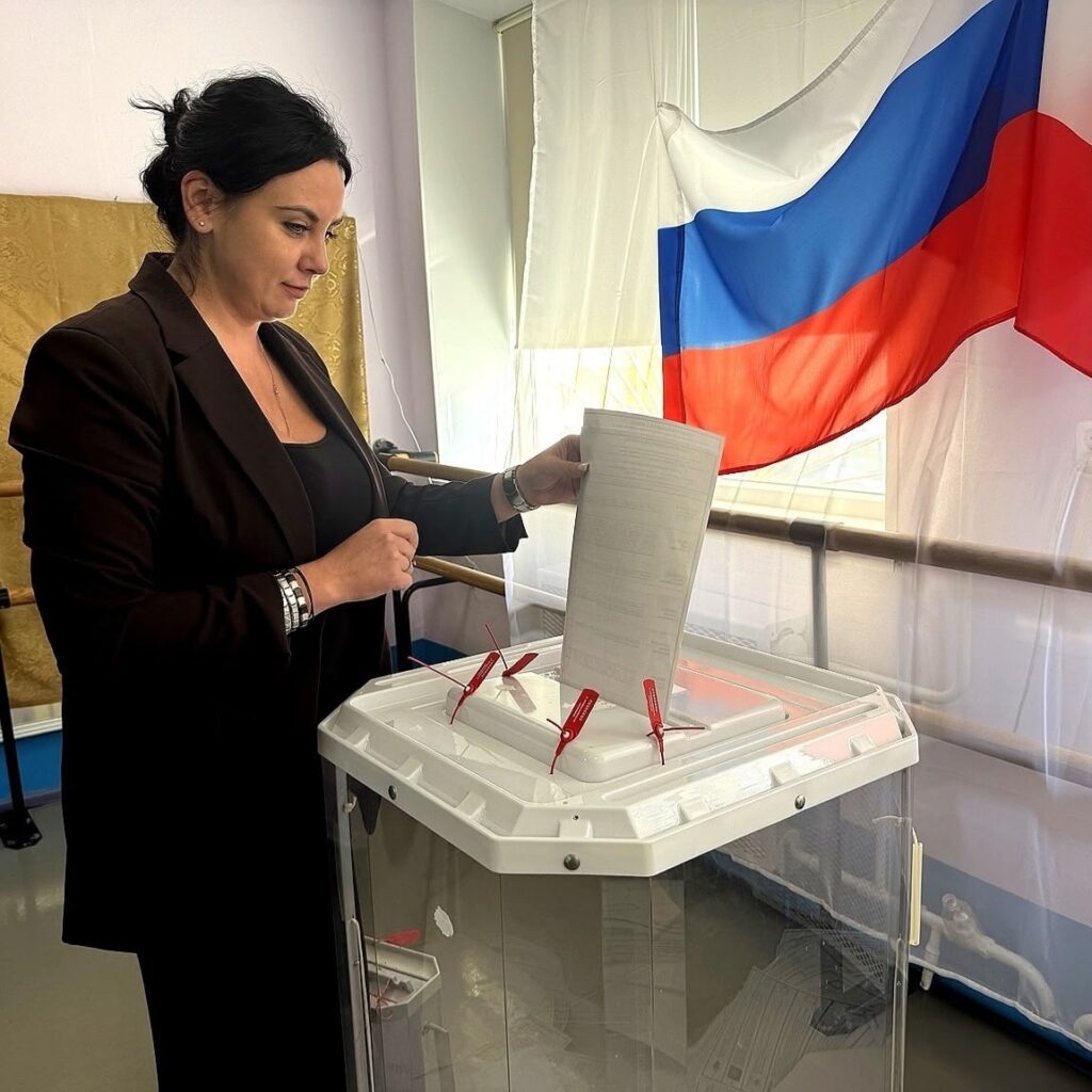 Районные и городские депутаты — на избирательных участках! Сегодня на выборах депутатов Государственной Думы IX созыва свой голос вместе жителями отдают районные и городские депут…