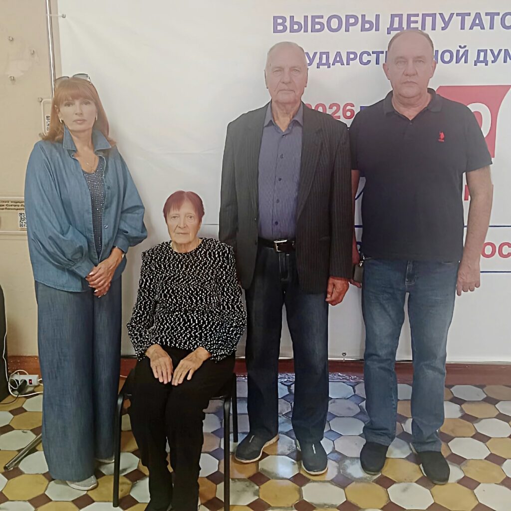 Районные и городские депутаты — на избирательных участках! Сегодня на выборах депутатов Государственной Думы IX созыва свой голос вместе жителями отдают районные и городские депут…