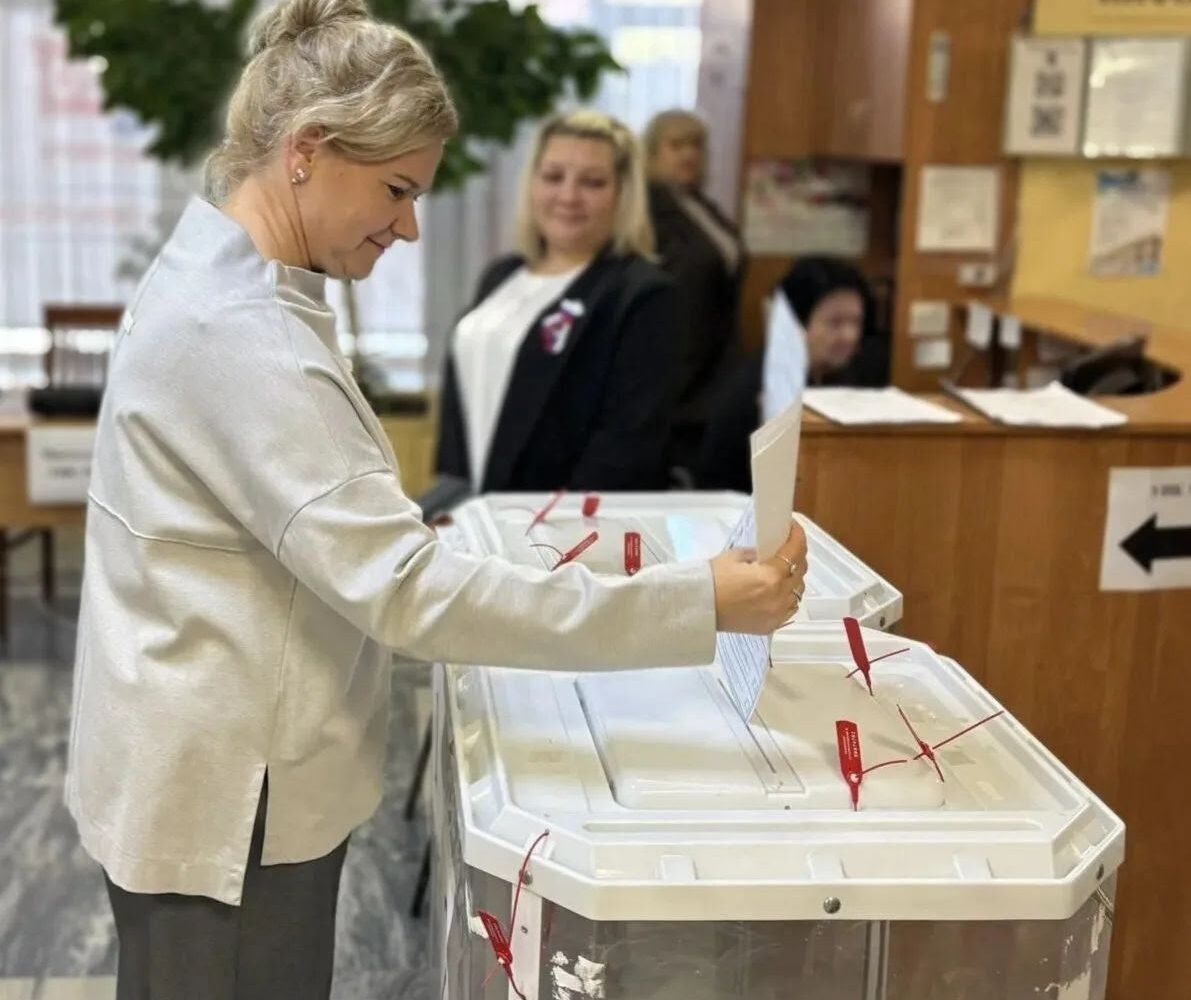 Районные и городские депутаты — на избирательных участках! Сегодня на выборах депутатов Государственной Думы IX созыва свой голос вместе жителями отдают районные и городские депут…