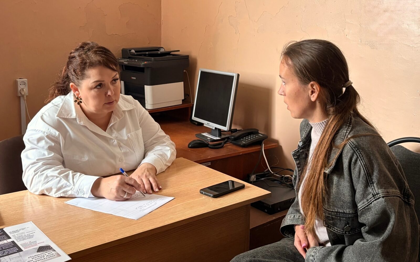Депутат Собрания депутатов ЭМР Альфия Доди провела личный прием граждан в п. Лощинный. ✅️⚡️В ходе приема жители обратились по вопросам покоса детской игровой площадки во дворе мно…