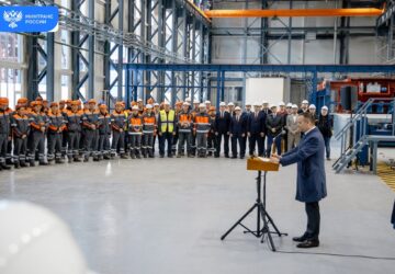В Новгородской области запустили первое в России серийное роботизированное производство рельсовых плит для ВСМ В церемонии открытия приняли участие глава Минтранса Андрей Никитин,…