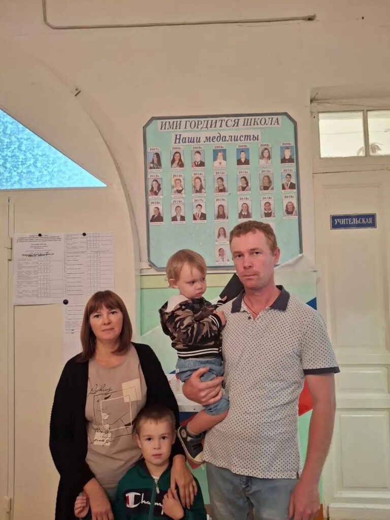 В Балашовском районе завершился второй день голосования Поскольку сегодня выходной, на участках много молодежи, жителей старшего поколения и семейных пар с детьми. Для многих стал…