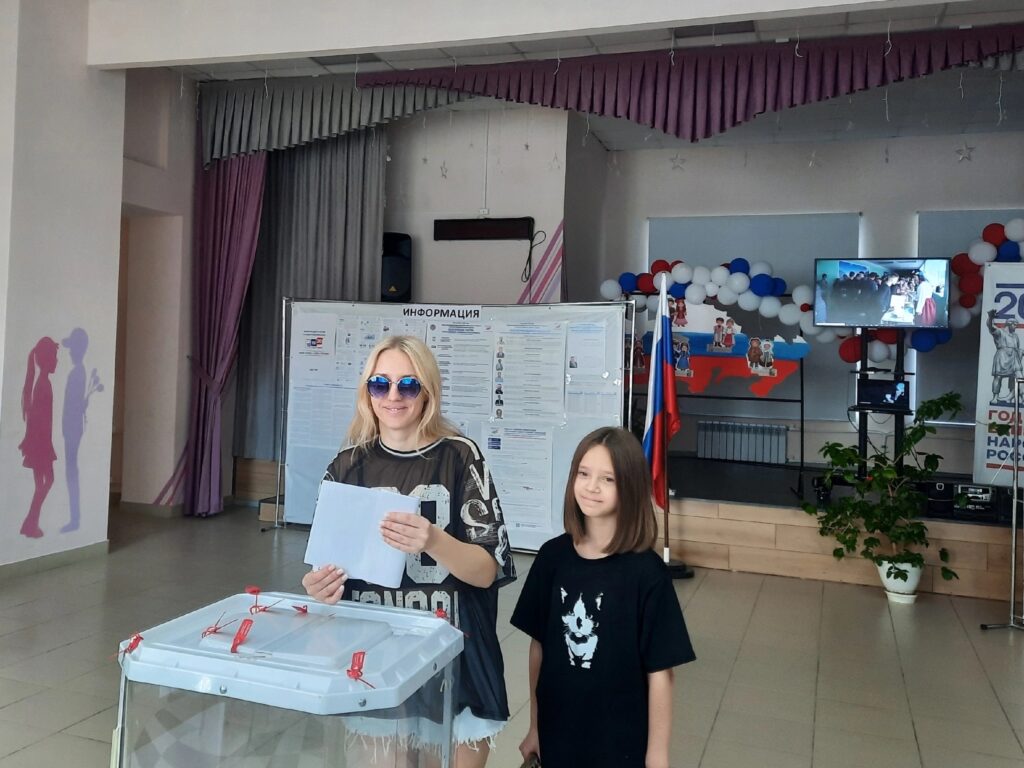 В Балашовском районе завершился второй день голосования Поскольку сегодня выходной, на участках много молодежи, жителей старшего поколения и семейных пар с детьми. Для многих стал…