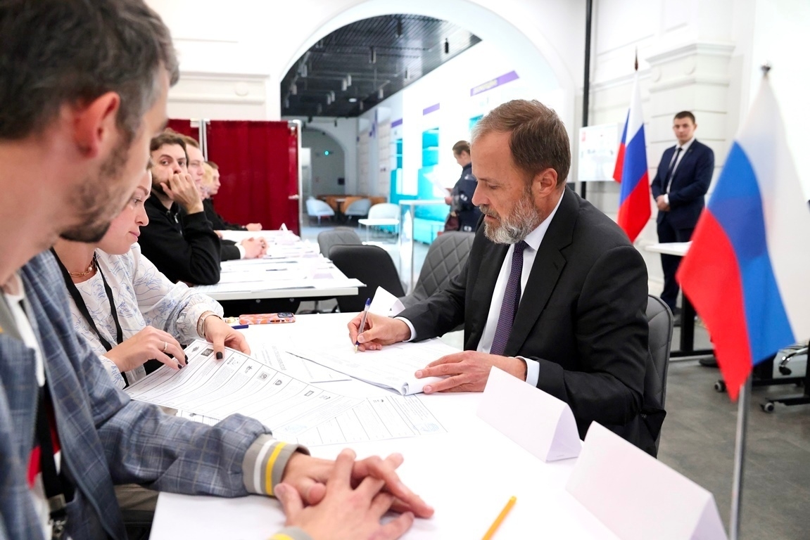 ️ Явка на выборах в округе в этом году на 10% выше Полномочный представитель Президента России в Приволжском округе Игорь Комаров присоединился к выборам депутатов Госдумы IX созы…