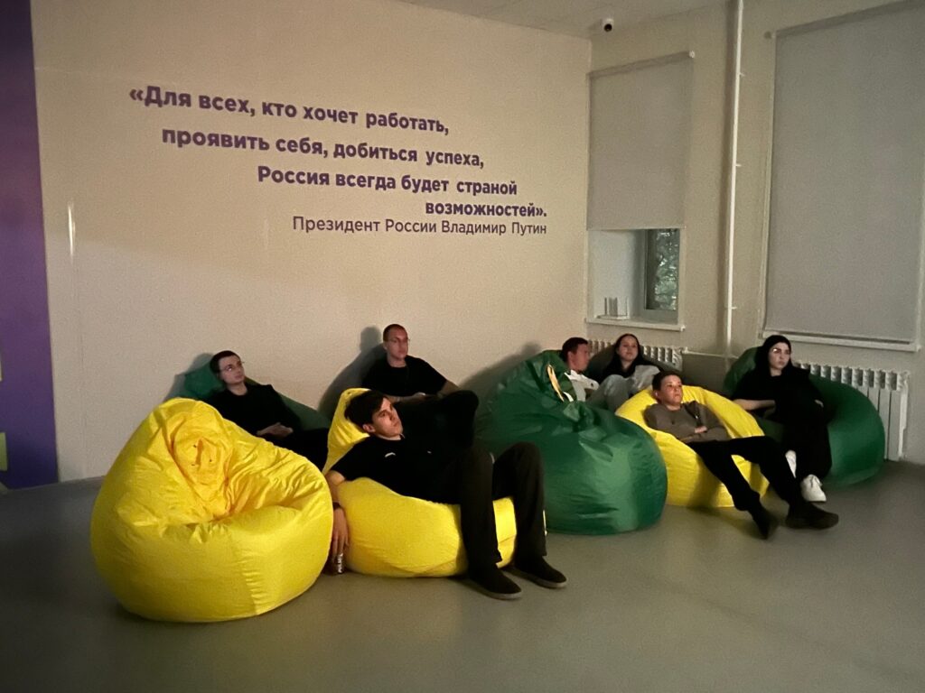 Ночь в Центре молодежных инициатив 19 сентября Центр молодежных инициатив впервые провел мероприятие «Ночь в ЦМИ», в рамках которого для молодежи работали различные площадки для о…