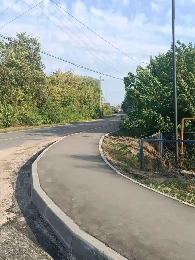 В Калининске построили тротуар вдоль оживленной трассы по просьбе жителей В городе Калининске построили тротуар вдоль транзитной дороги в рамках региональной программы, инициирова…