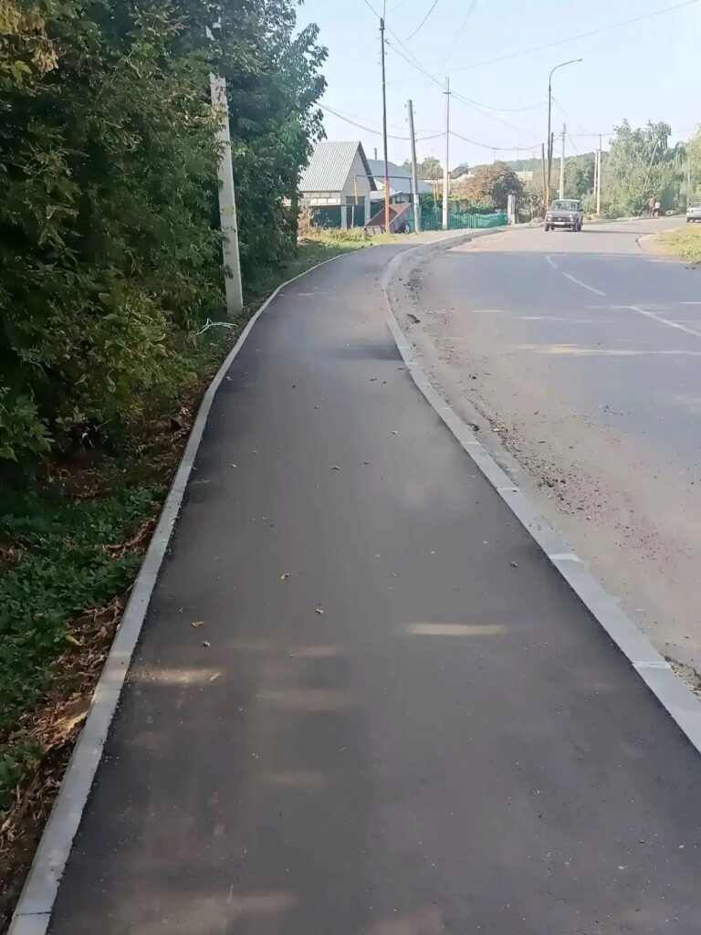 В Калининске построили тротуар вдоль оживленной трассы по просьбе жителей В городе Калининске построили тротуар вдоль транзитной дороги в рамках региональной программы, инициирова…