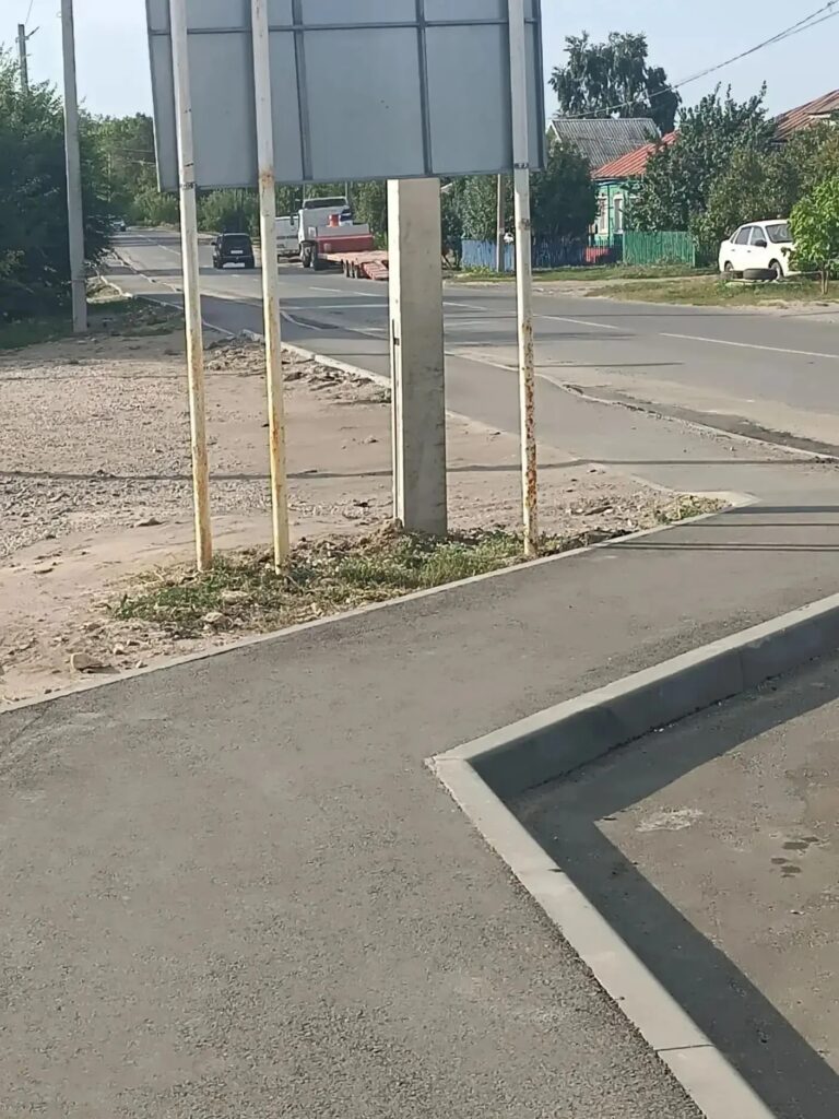 В Калининске построили тротуар вдоль оживленной трассы по просьбе жителей В городе Калининске построили тротуар вдоль транзитной дороги в рамках региональной программы, инициирова…