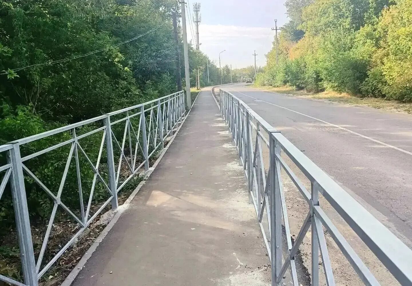 В Калининске построили тротуар вдоль оживленной трассы по просьбе жителей В городе Калининске построили тротуар вдоль транзитной дороги в рамках региональной программы, инициирова…