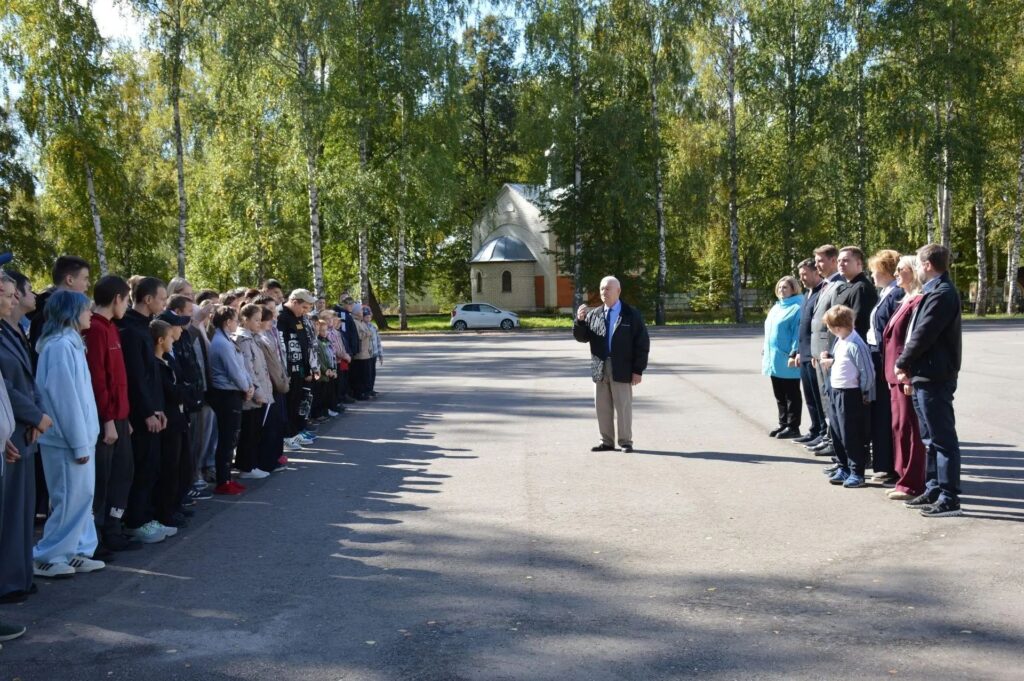 В Дивеевской школе-интернате высадили 70 фруктовых деревьев. Акция приурочена к 70-летию строительного комплекса России, ее инициировал Общественный совет при Минстрое России совм…