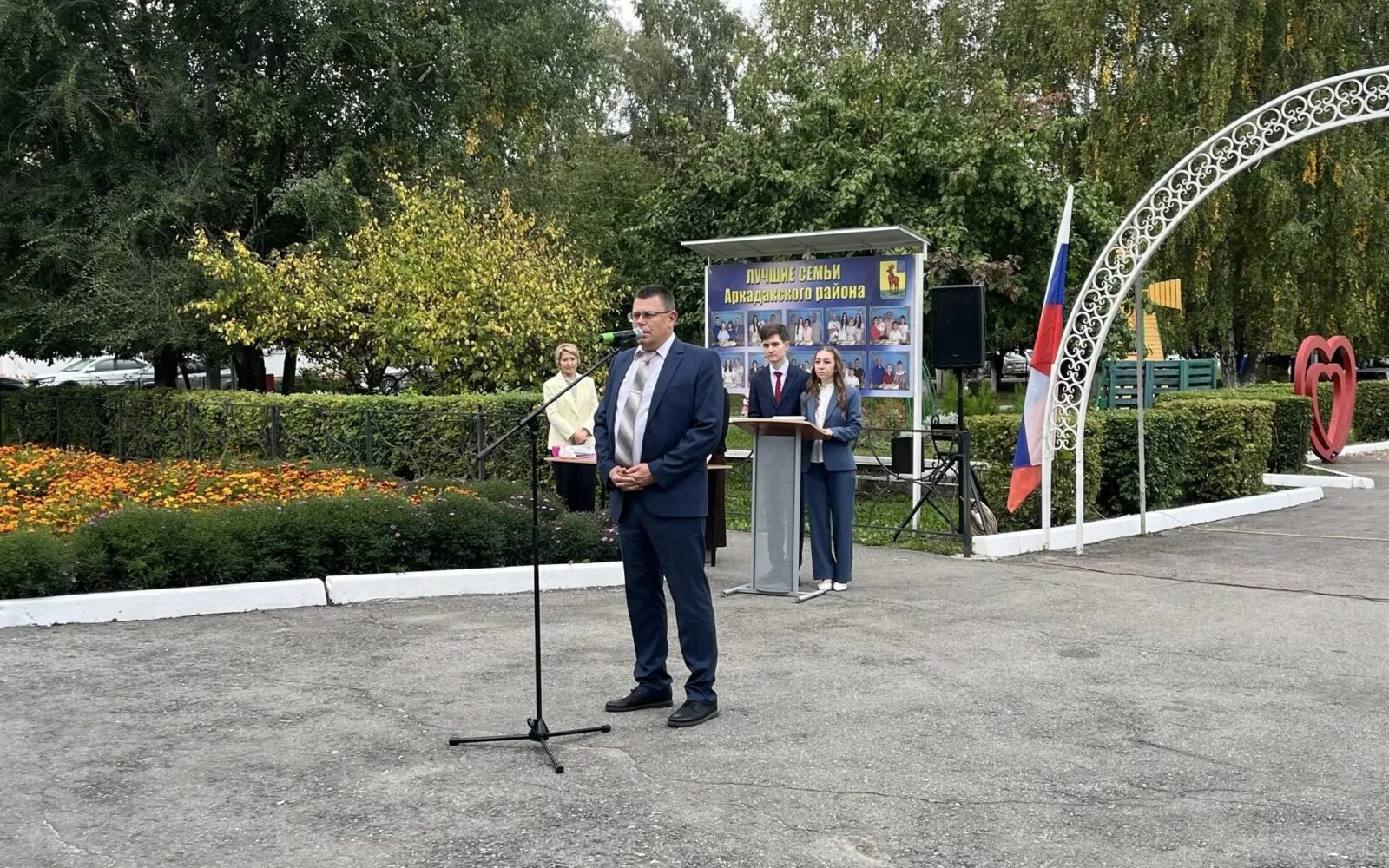 Сегодня состоялось одно из самых значимых и вдохновляющих событий начала учебного года — торжественная церемония занесения имён лучших школьников на районный стенд «Дети - наша го…