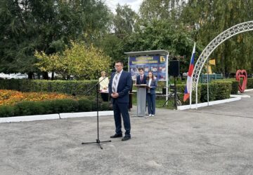 Сегодня состоялось одно из самых значимых и вдохновляющих событий начала учебного года — торжественная церемония занесения имён лучших школьников на районный стенд «Дети - наша го…