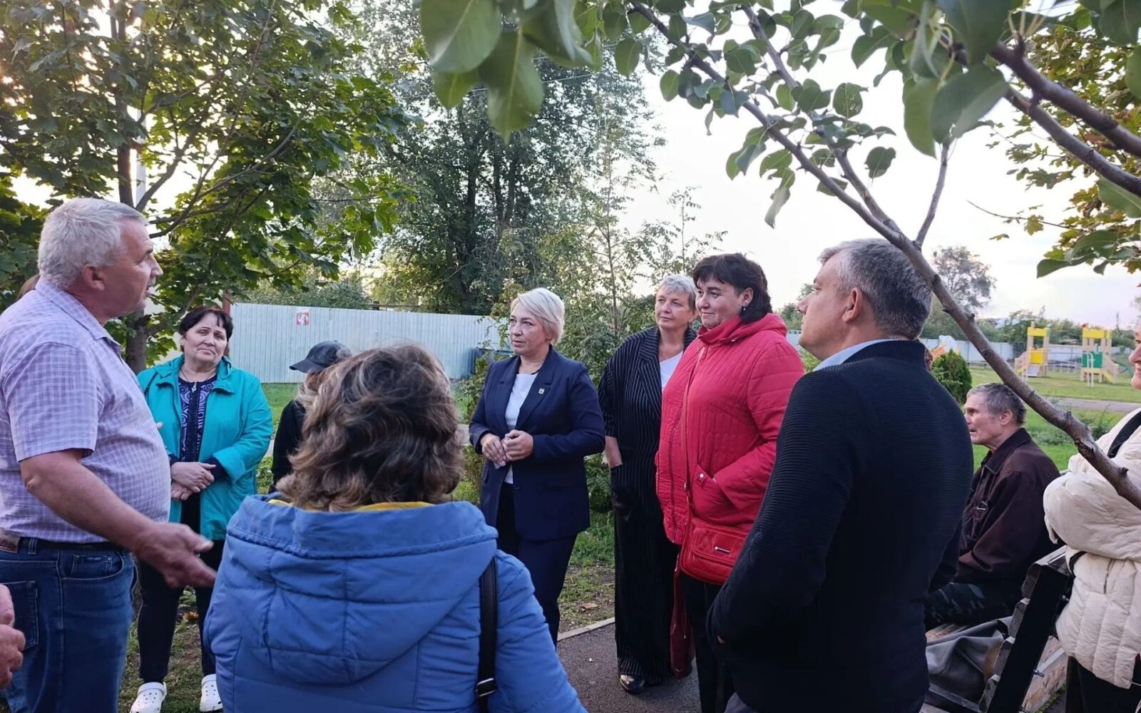 В селе Подстепное прошла встреча с жителями. ✅️Юлия Короткова, депутат Собрания депутатов ЭМР, рассказала о реализации принятых муниципальных программ, о мероприятиях по благоустр…