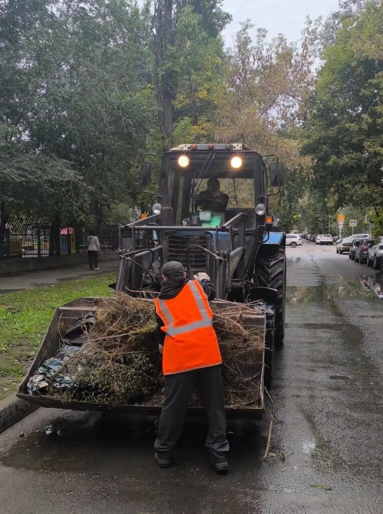 Продолжаем благоустраивать территорию нашего района 📎В течение суток проводили работы очистке зеленых зон, прилотковой части дороги, механизированной очистке и мойке тротуаров, сб…